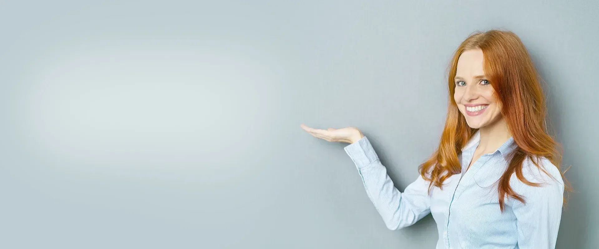 Pflegefachfrau präsentiert das Angebot – Personalverleih und Vermittlung von PRICA
